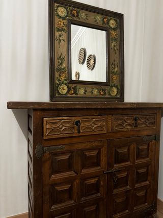 Mueble de madera maciza con espejo pintado a mano.