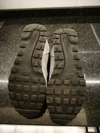 Zapatillas Nike grises y negras