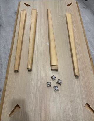 Mesa de comedor de madera clara