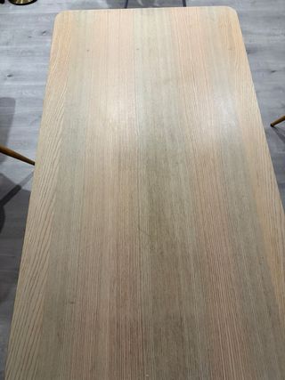 Mesa de comedor de madera clara