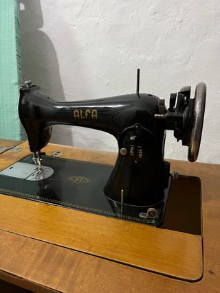 Máquina de coser Alfa antigua