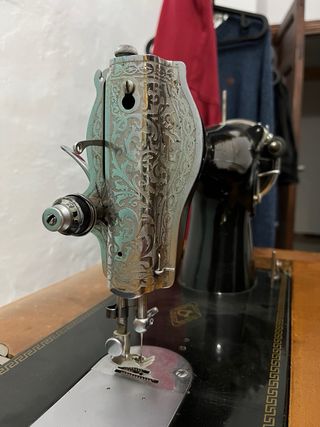 Máquina de coser Alfa antigua