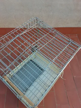 Jaula mediana beige y plateada