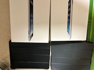 2x iPad 4 Apple Negro/Plata y un iPad 2.