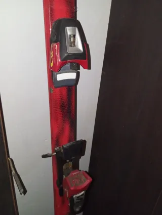 Lote de 4 esquís de diferentes marcas