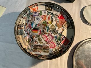 Lotto francobolli misti in scatola di latta