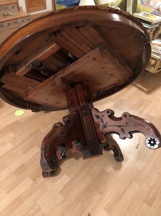 Mesa de salón y 5 sillas de madera