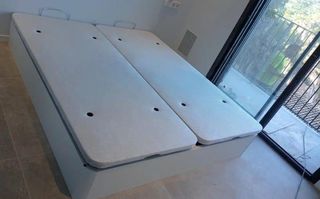 Canapé de madera con cabecero