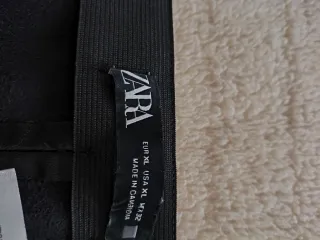 Pantalón Zara efecto piel negro Talla XL