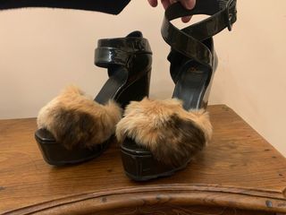 Sandalias charol negras con plataforma y pelo