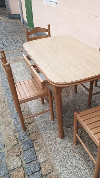 Mesa de cocina y 4 sillas