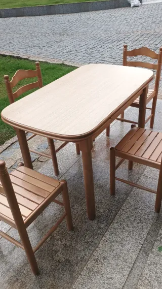 Mesa de cocina y 4 sillas