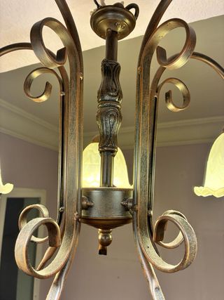 Lámpara de forja con tulipas de cristal.