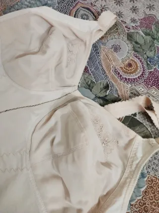 Body modellante beige con spalline