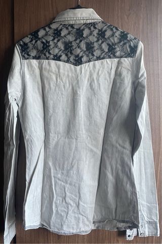 Camisa Bershka gris con encaje y pinchitos