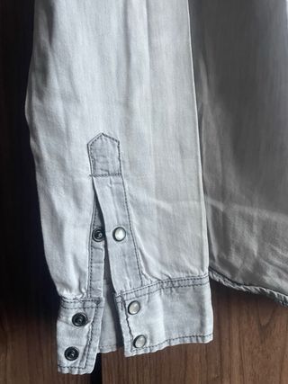 Camisa Bershka gris con encaje y pinchitos