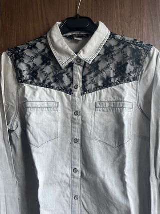 Camisa Bershka gris con encaje y pinchitos
