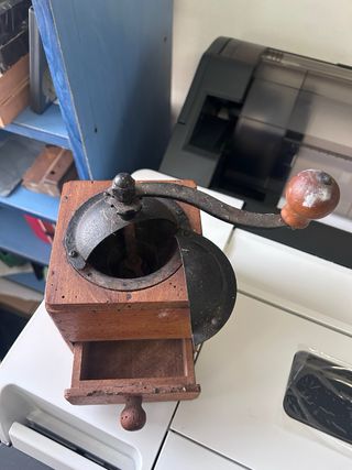 Molinillo de café antiguo de madera