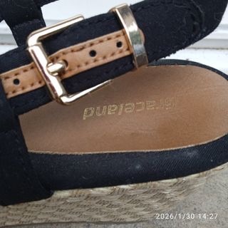 Sandalia cuña tela negra