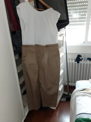 Mono pantalón blanco y marrón
