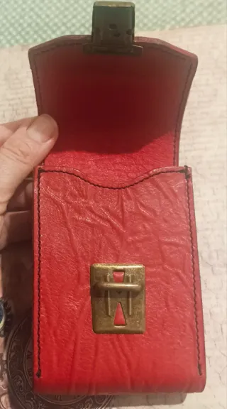 Pitillera de piel roja con cierre metálico