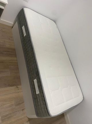 Canapé abatible blanco con colchón