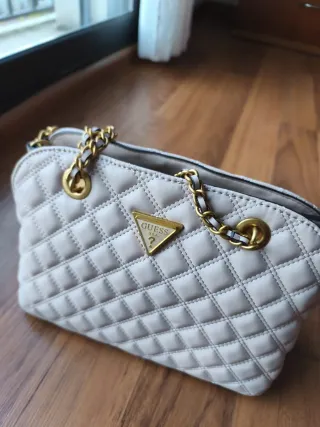 Bolso Guess acolchado nuevo y original
