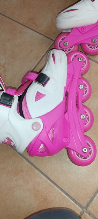 Pattini a rotelle rosa e bianchi