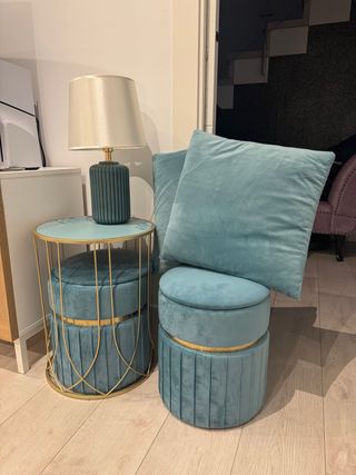 Conjunto puff, mesa, lámpara y cojines