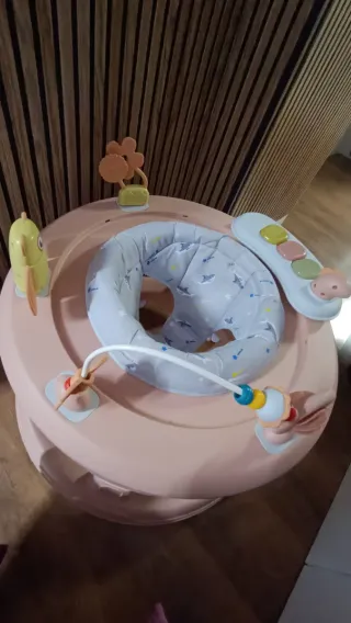 Andador infantil rosa con juguetes