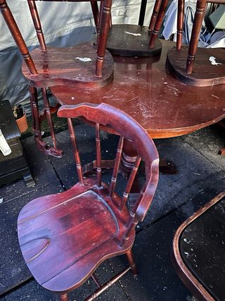 Mesa redonda con 6 sillas de madera.