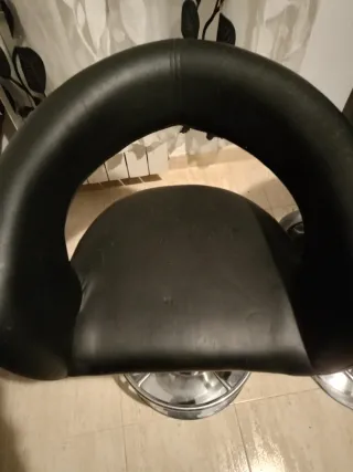 Taburete alto negro con arañazos de gato