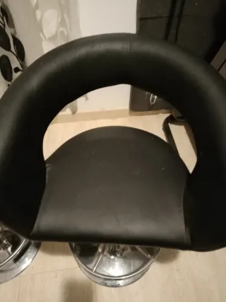 Taburete alto negro con arañazos de gato