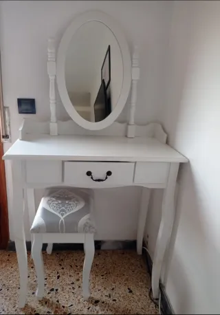 Tocador blanco con espejo y taburete