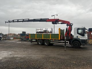 Camión Iveco 6x4 con grúa PK44.000