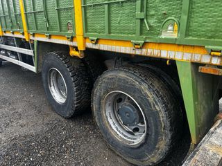 Camión Iveco 6x4 con grúa PK44.000