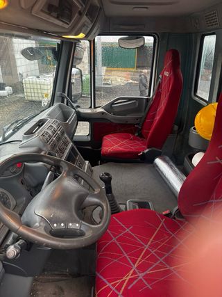 Camión Iveco 6x4 con grúa PK44.000