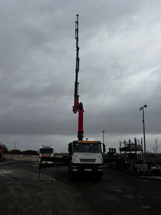 Camión Iveco 6x4 con grúa PK44.000