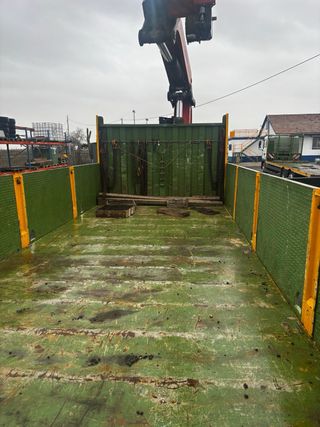 Camión Iveco 6x4 con grúa PK44.000