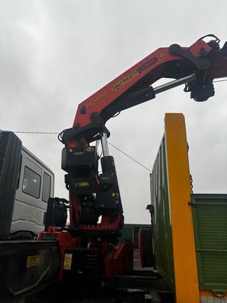 Camión Iveco 6x4 con grúa PK44.000