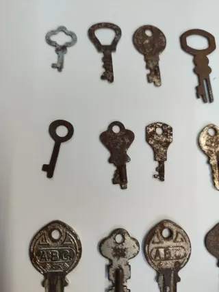 Lote de 18 llaves antiguas