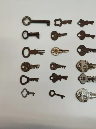 Lote de 18 llaves antiguas