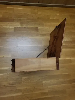 Caja baúl de madera con detalles metálicos