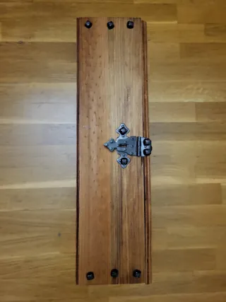 Caja baúl de madera con detalles metálicos