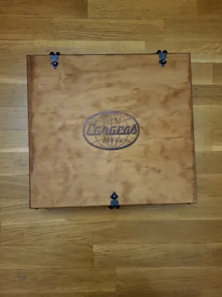 Caja baúl de madera con detalles metálicos