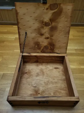 Caja baúl de madera con detalles metálicos