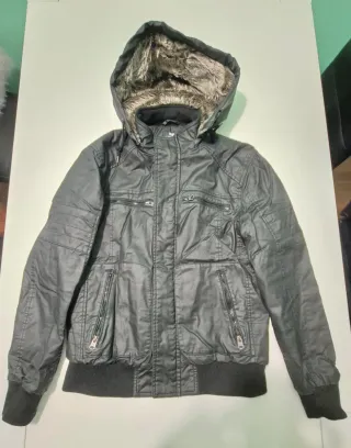 Cazadora con capucha y pelo