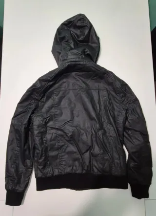 Cazadora con capucha y pelo