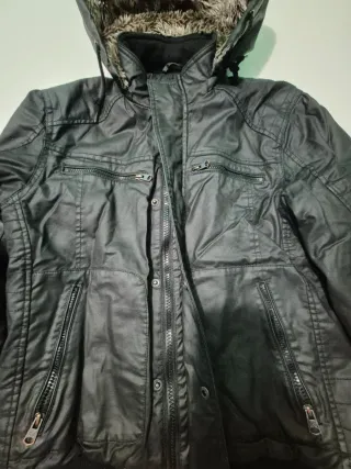 Cazadora con capucha y pelo