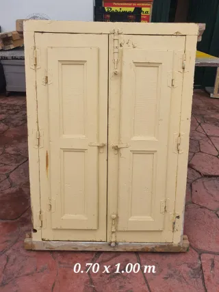 Ventana de madera con marco de 0,70x1,00 cm y reja